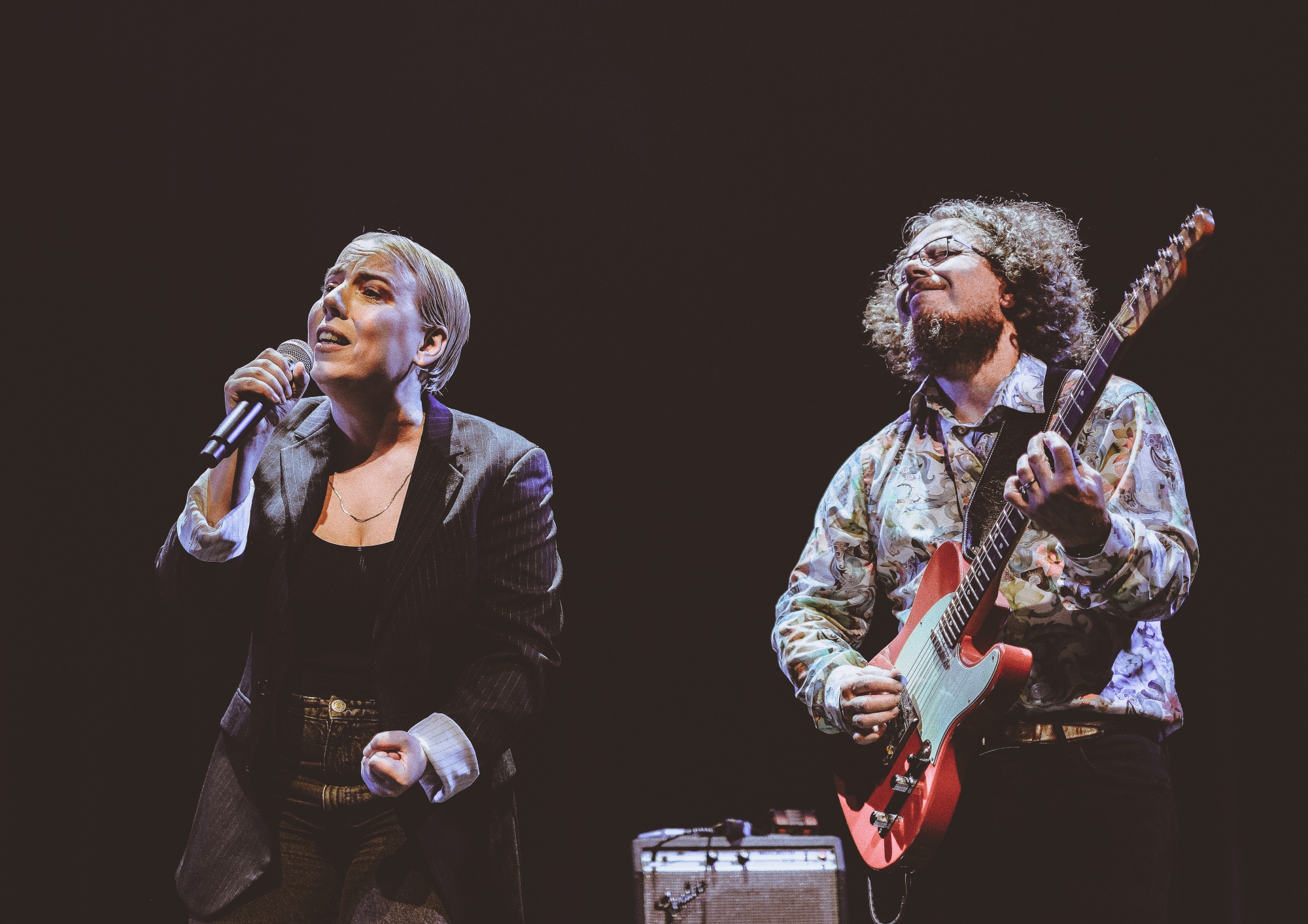 Aili Järvelä laulaa ja Sigurdur Rögnvaldsson soittaa kitaraa lavalla.